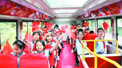 学生们在红色巴士上。 张雯供图