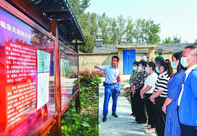 党员们来到新四军江北指挥部秘密交通联络站遗址参观学习。 