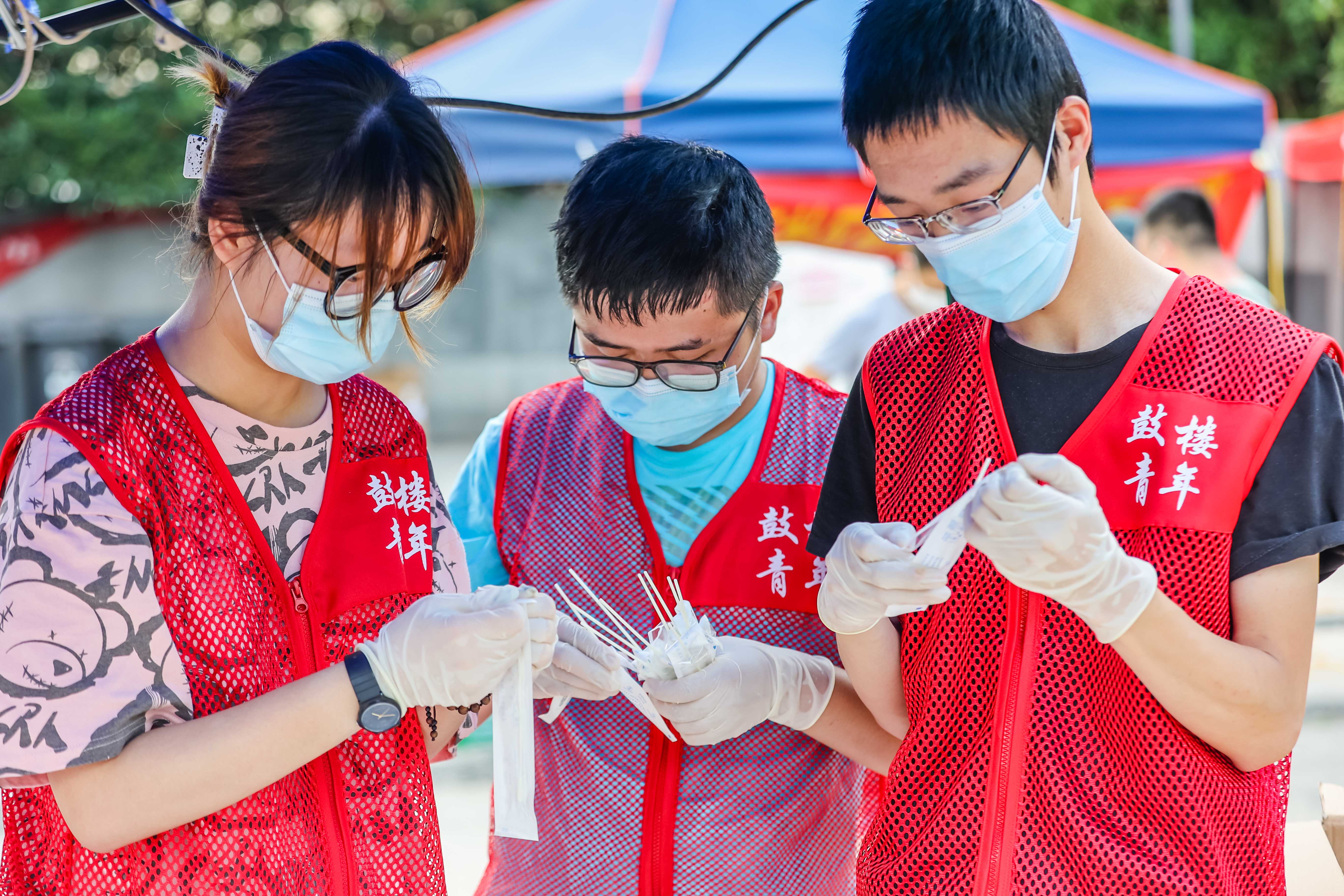 图为鼓楼区大学生志愿在核酸检测一线提供志愿服务.