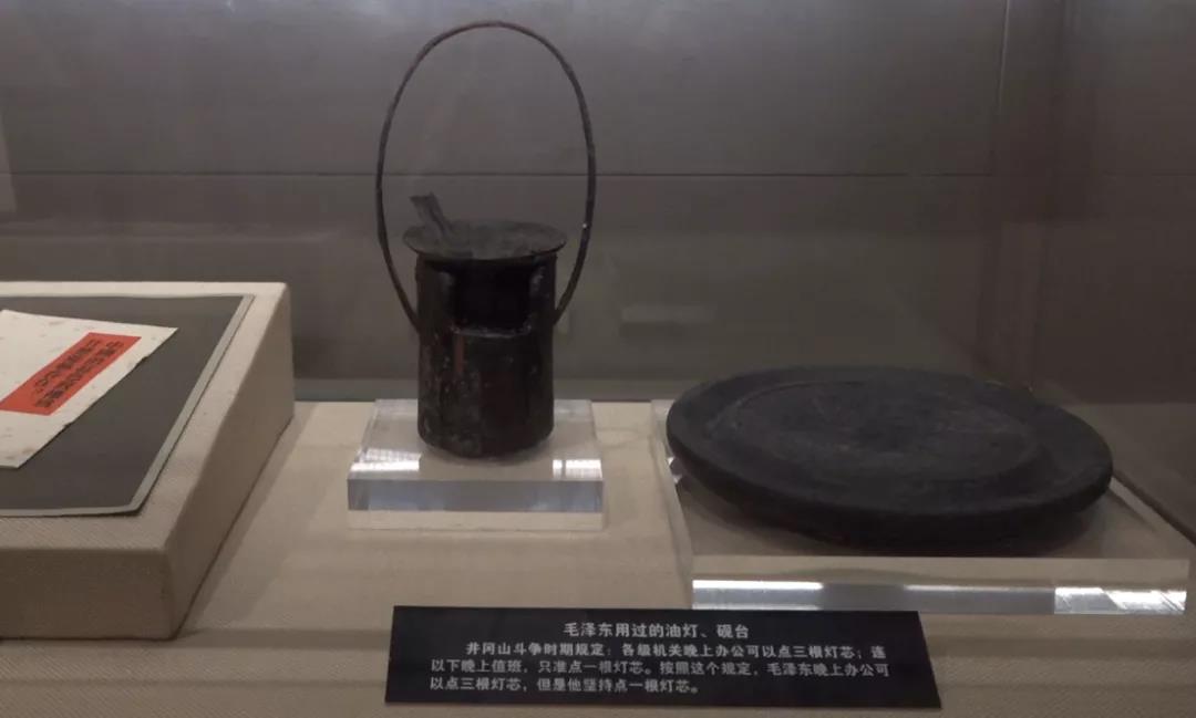 毛泽东同志在井冈山时期用过的油灯和砚台。南报融媒体记者 苍淑珺 摄