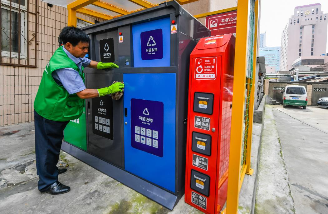 日前，南京玄武区城管局设置了60个迷你垃圾分类亭。通讯员 诸海路 南报融媒体记者 董家训摄