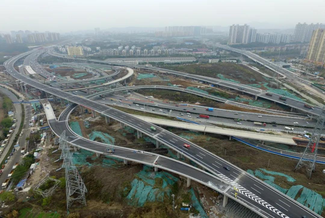 宁马高速改扩建工程油坊桥互通有序建设中。南报融媒体记者 杜文双摄