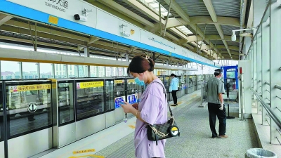 地铁的恢复，让上班族又多了一种出行方式。 南报融媒体记者 王怀艳摄