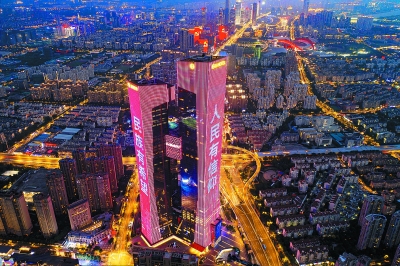 一幅幅震撼人心的画卷在楼宇间展开，一幕幕光影如一个个跃动的音符，汇聚成催人奋进的旋律，河西灯光秀展现了在党的坚强领导下南京这座城市发生的翻天覆地变化。