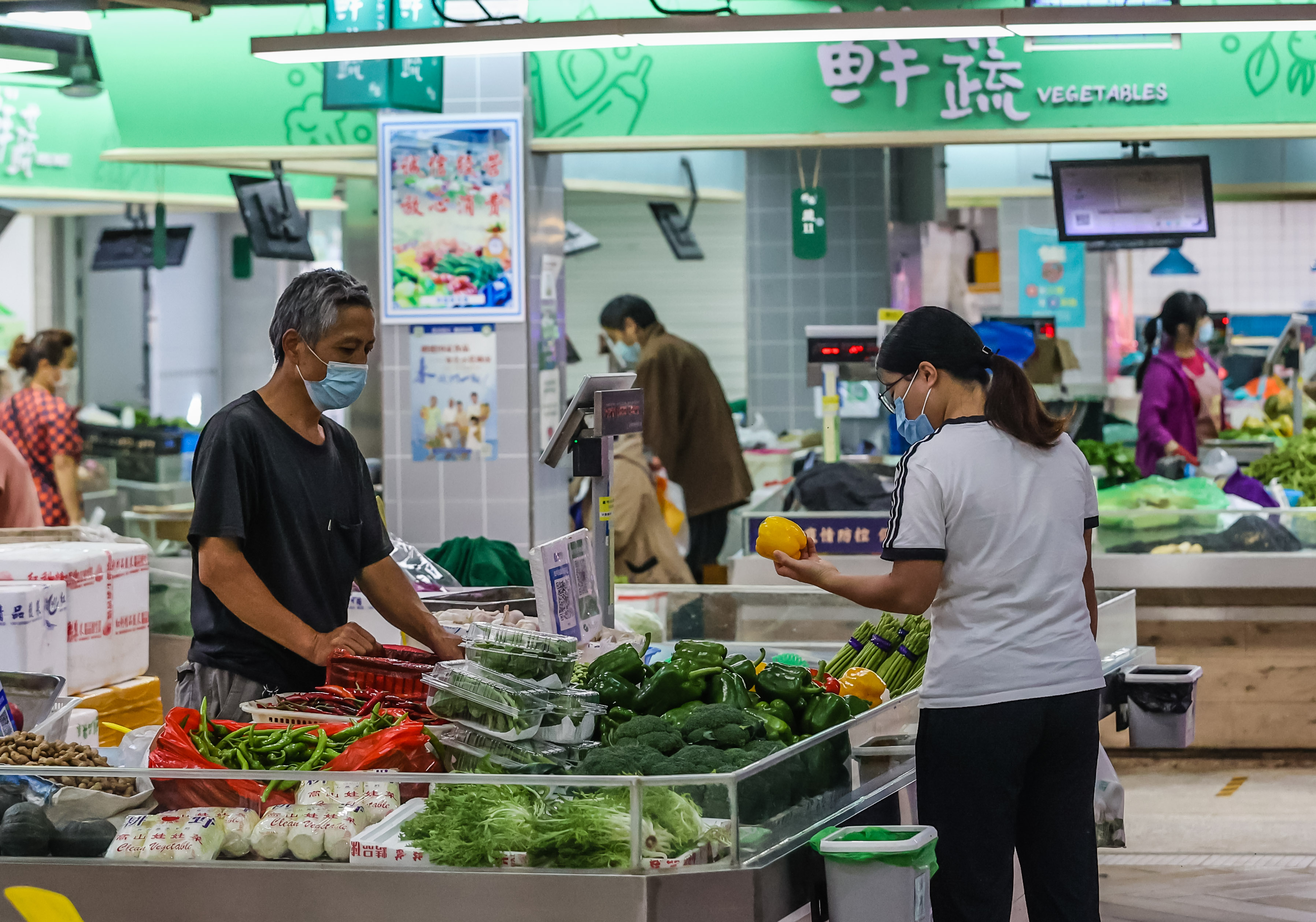 南京市民在秦淮区科巷农贸市场内挑选蔬菜。南报融媒体记者 董家训 摄