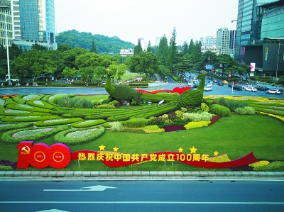 热烈庆祝中国共产党成立100周年主题标语亮相鼓楼广场东西两侧。 