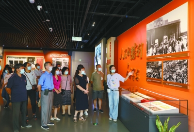 党员们在渡江胜利纪念馆参观学习。 南报融媒体记者 徐琦摄 