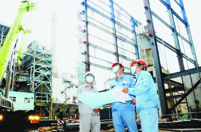 工程师在南化公司动力锅炉烟气膜法二氧化碳捕集示范装置前进行质量监督。 通讯员 陈斌摄 